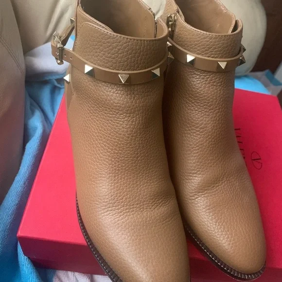 🌈ROCKSTUD Ankle Boot
VALENTINO GARAVANI SIZE8US🌈 - Picture 10 of 16